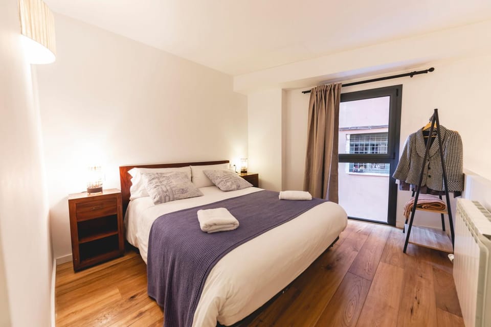 Bed, Photo of the whole room, Bedroom