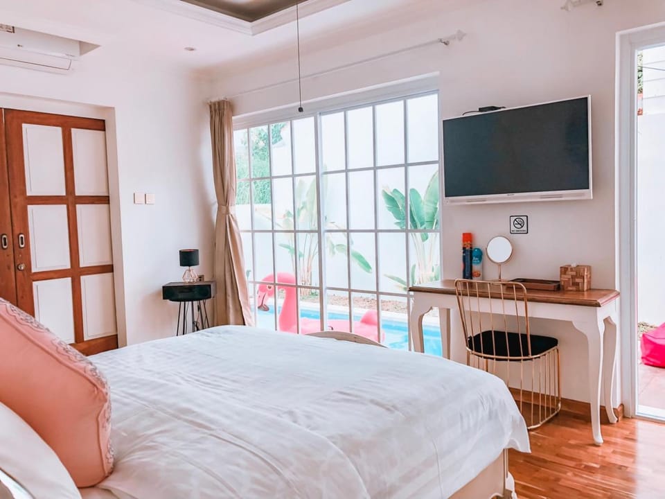 Bed, TV and multimedia, Photo of the whole room, Bedroom