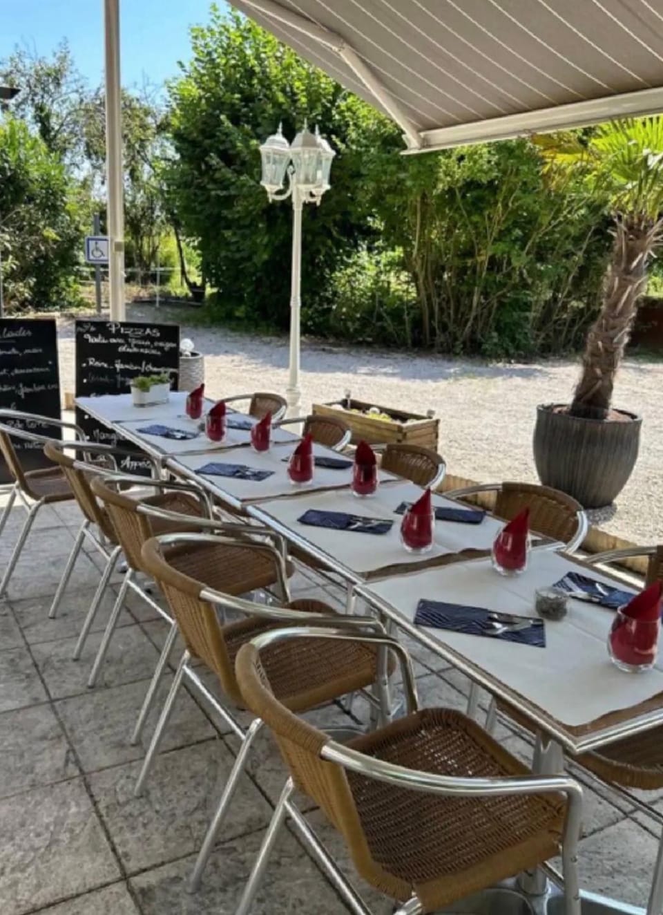 Patio, Area and facilities, Meals, Breakfast, Continental breakfast, Buffet breakfast, Dinner, Drinks, Alcoholic drinks, Non alcoholic drinks, children, young children, older children, group of guests, Inner courtyard view, furniture, pet friendly, acessibility