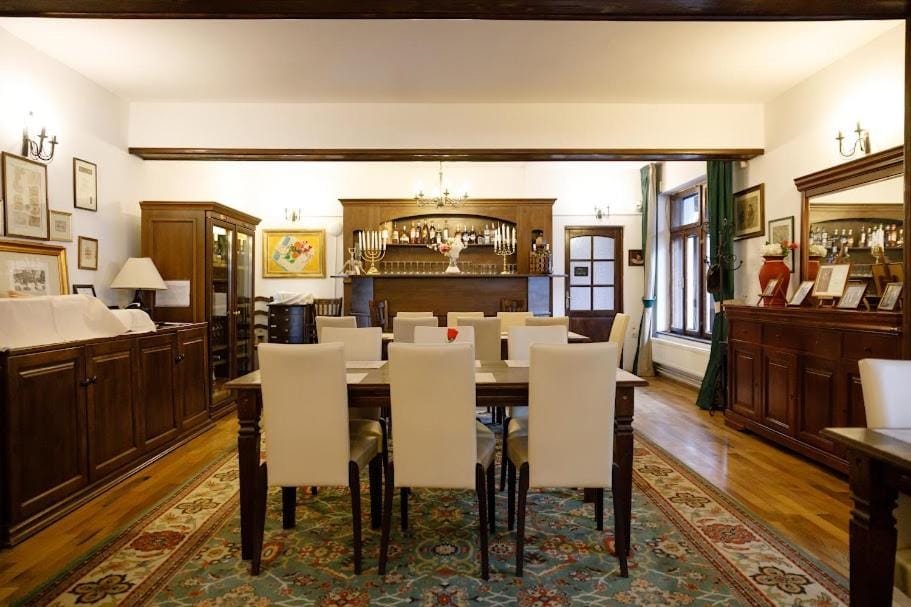 Restaurant/places to eat, Seating area, Breakfast