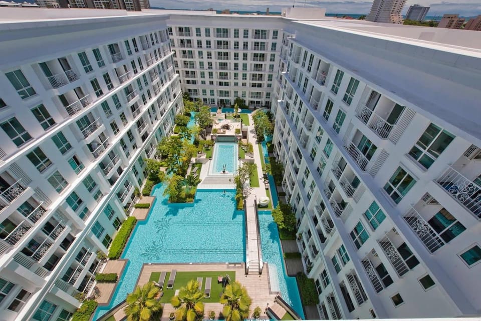 Bird's eye view, Pool view