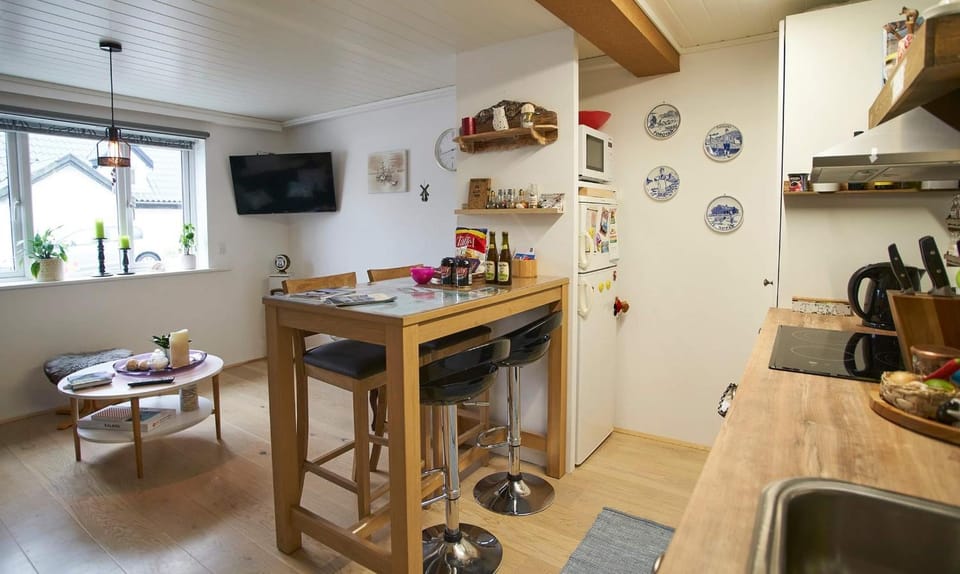 Coffee/tea facilities, Kitchen or kitchenette, Living room, Dining area