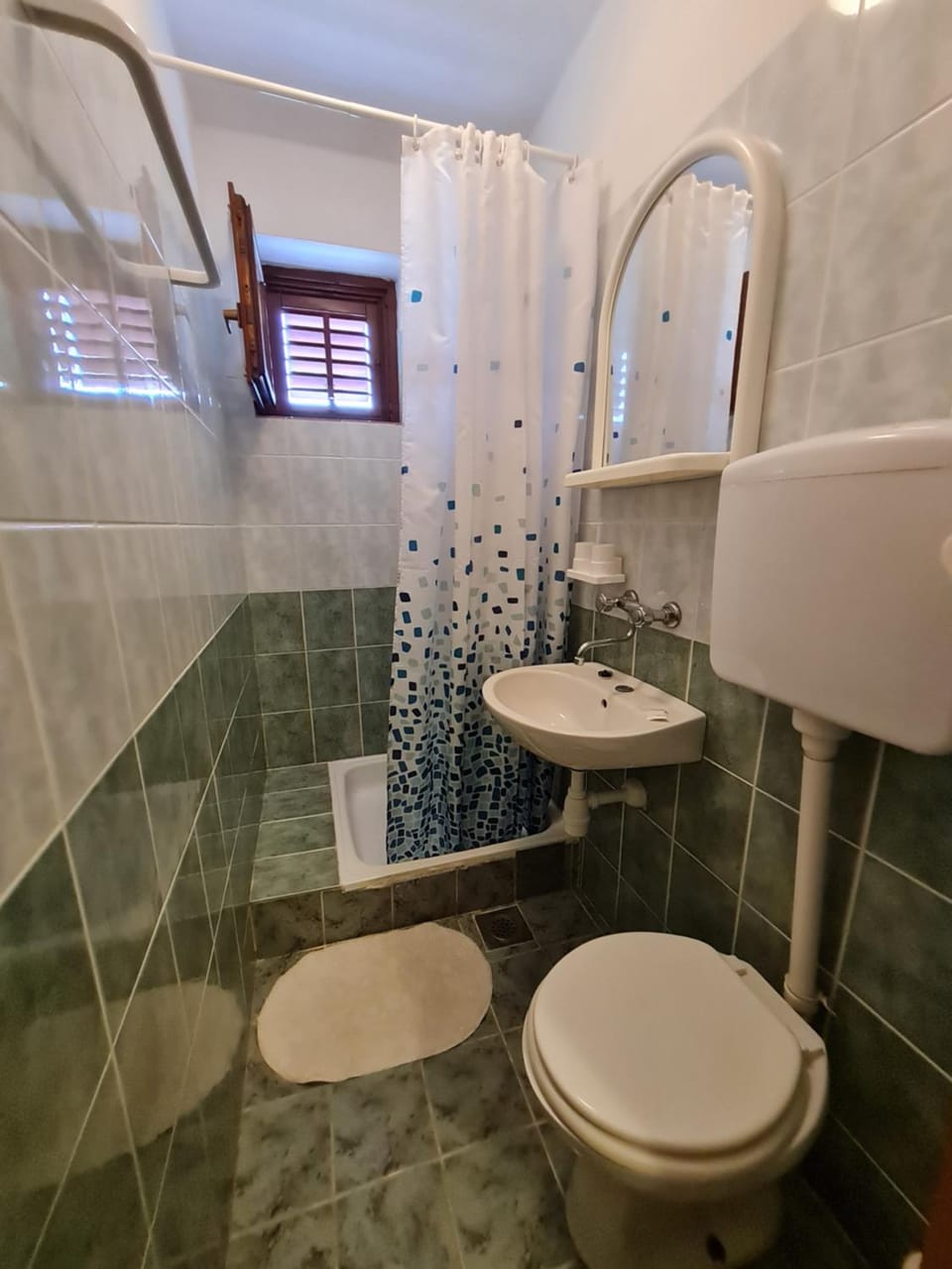 Shower, Toilet