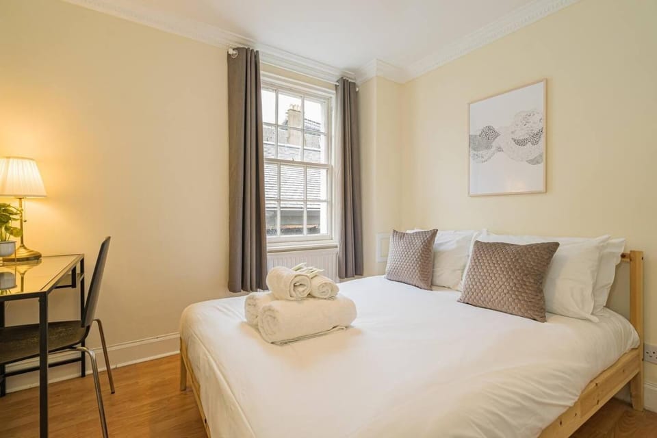 Bedroom, towels