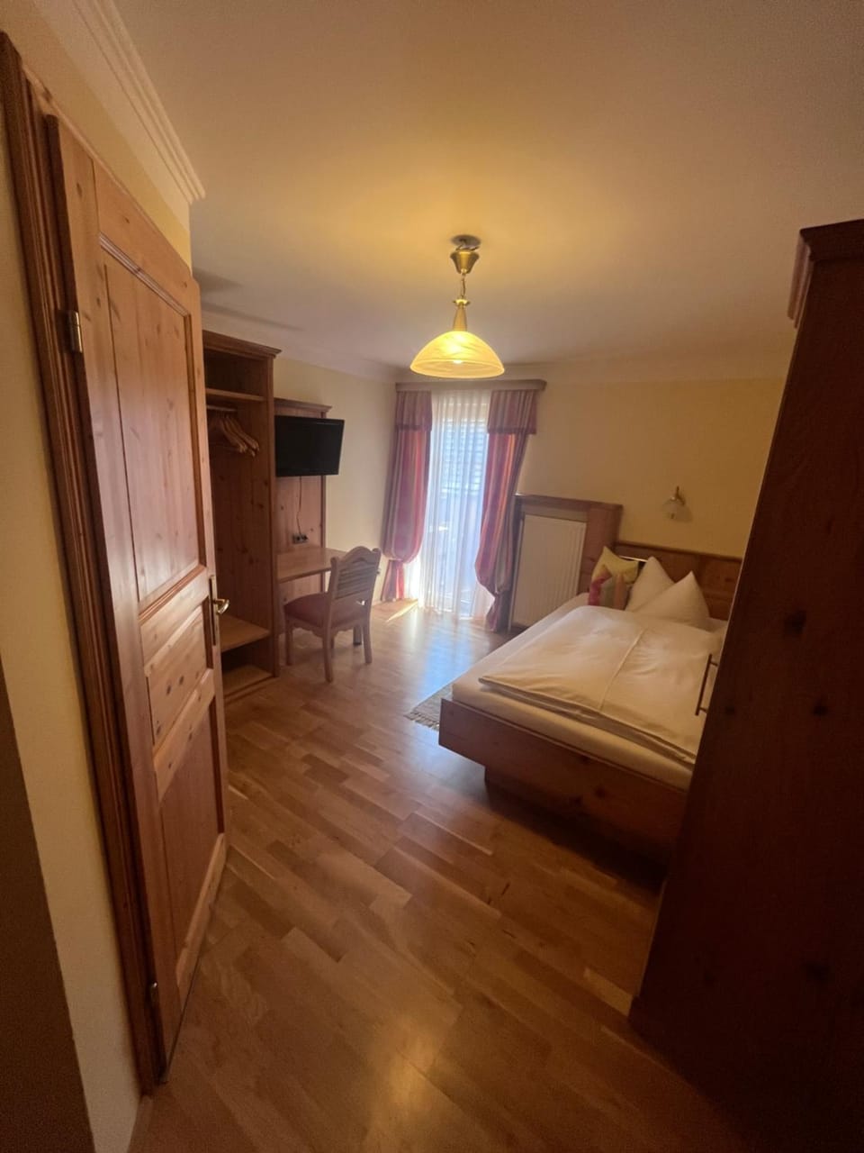 Bed, TV and multimedia, Photo of the whole room, Bedroom, wardrobe