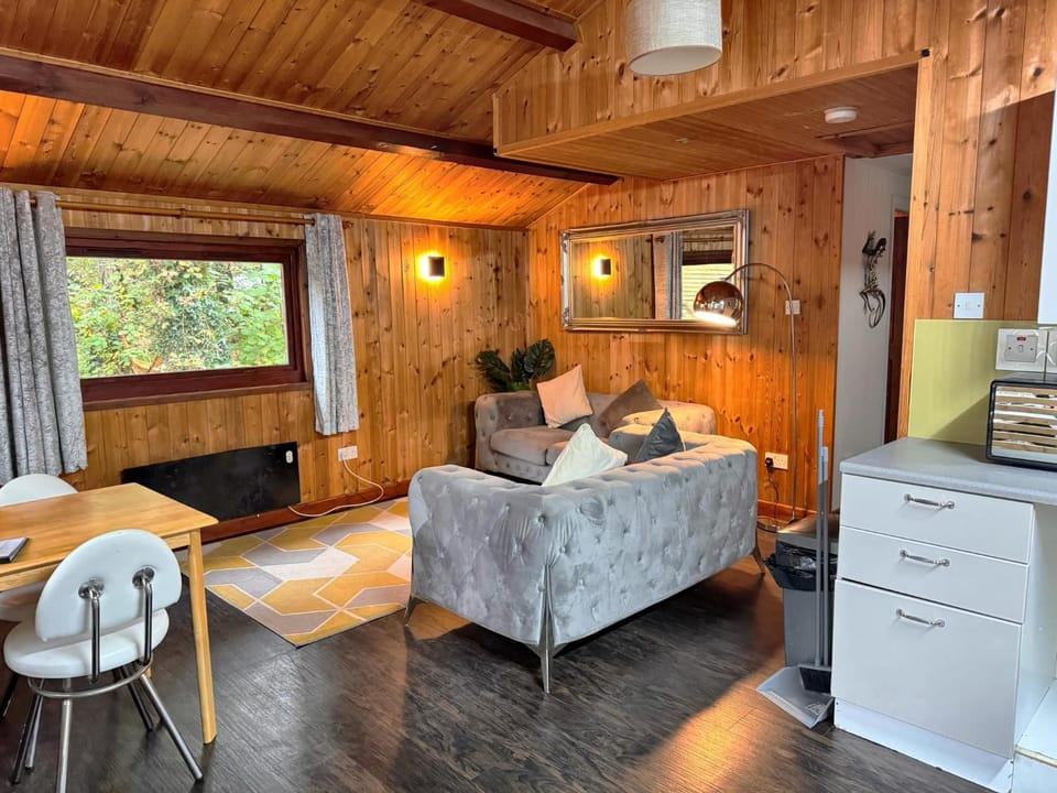 Snowdrop 14 - Dog Friendly - Hot tub--Tenby-Pendine Chalet in Wales
