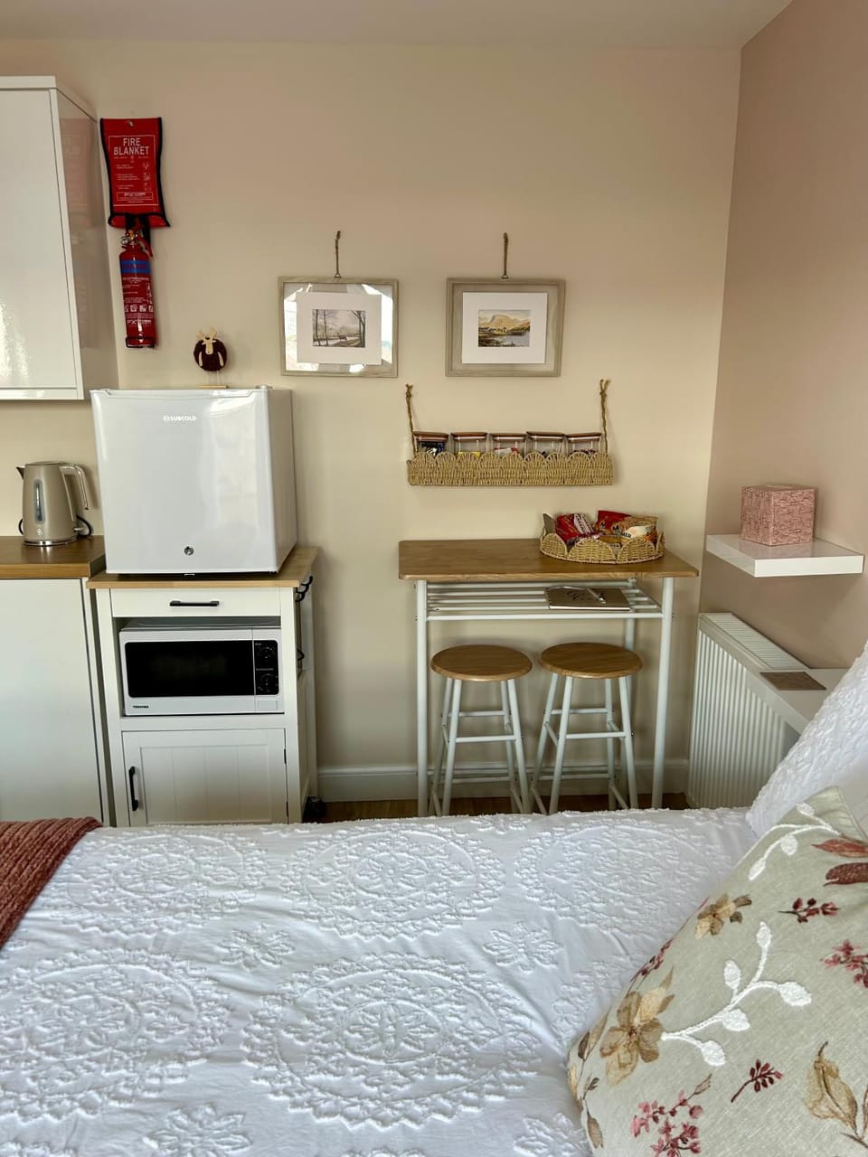 Dining area, microwave