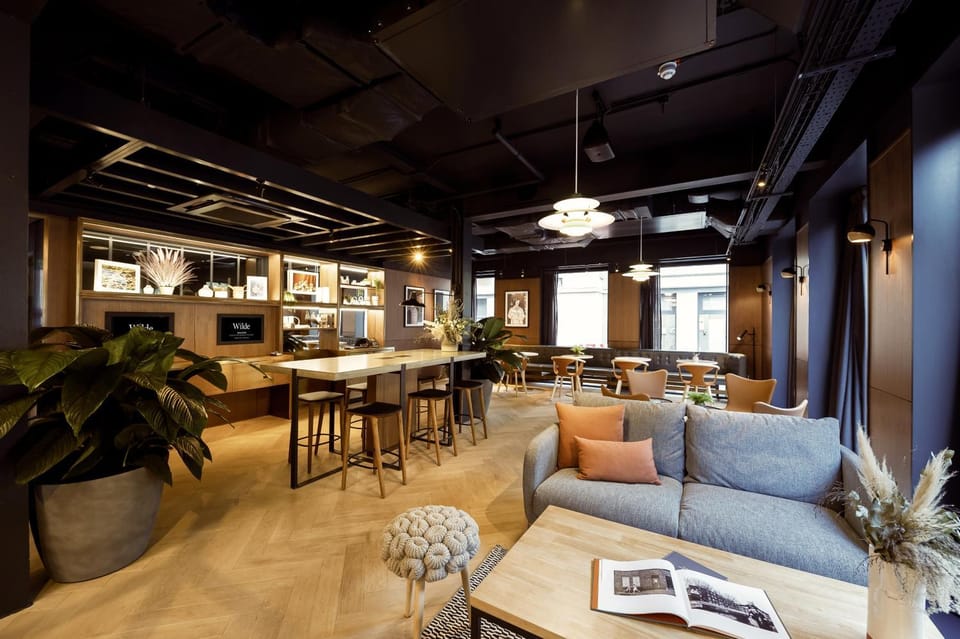 Restaurant/places to eat, Living room, Seating area