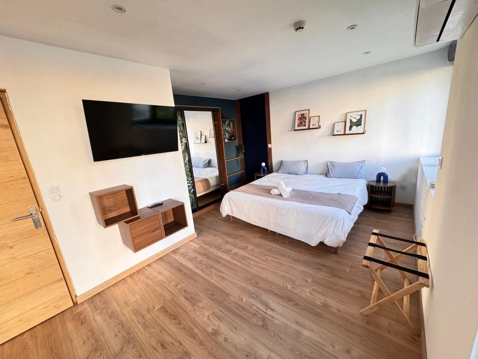 Bed, TV and multimedia, Photo of the whole room, Family