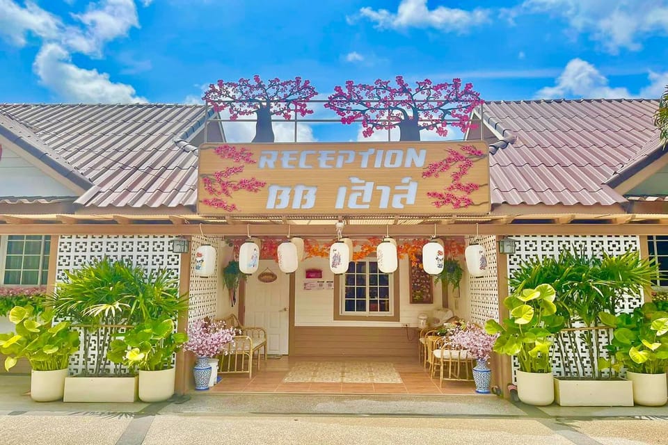 Property building, Facade/entrance, Lobby or reception