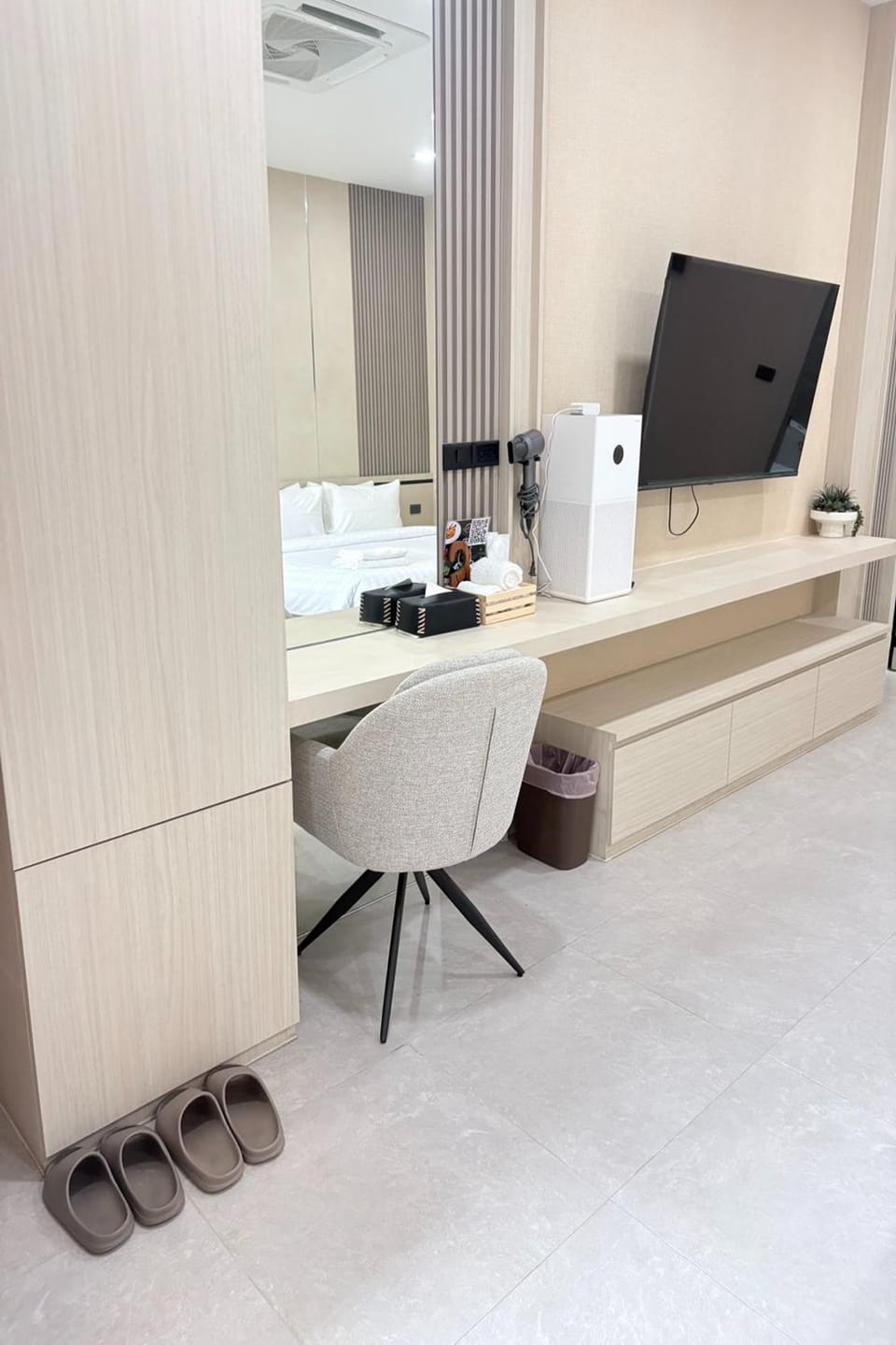 Photo of the whole room, Bedroom