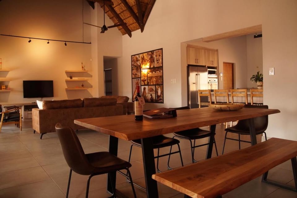 Nightclub / DJ, Living room, Lounge or bar, Seating area, Entertainment