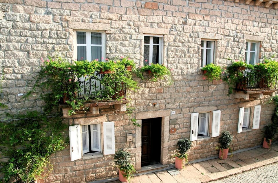 Property building, Facade/entrance, Day, Garden, On site, Landmark view