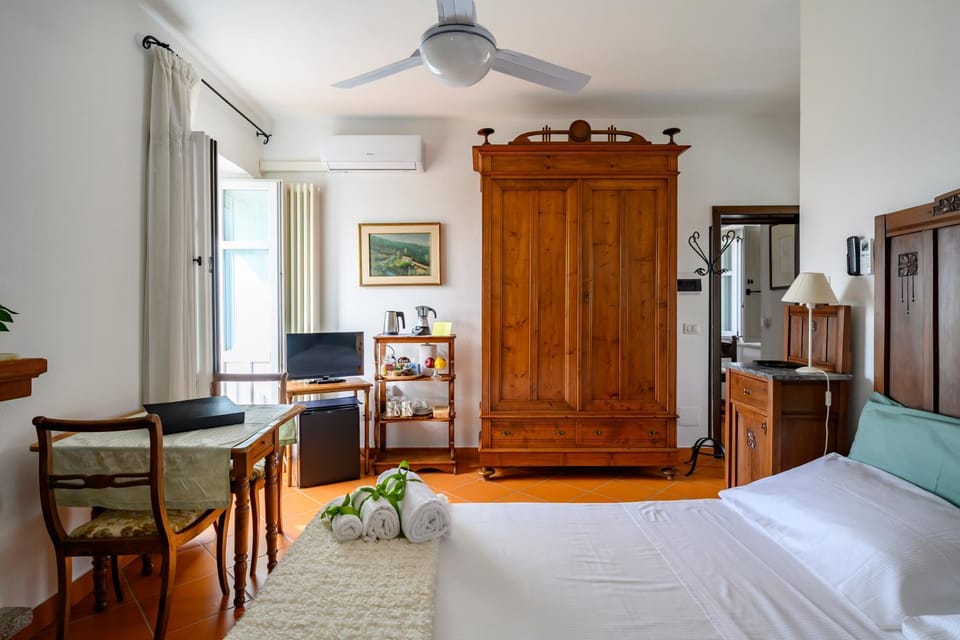 Bed, Bathroom, TV and multimedia, Balcony/Terrace, Photo of the whole room, Bedroom, fireplace, locker, wardrobe, air conditioner