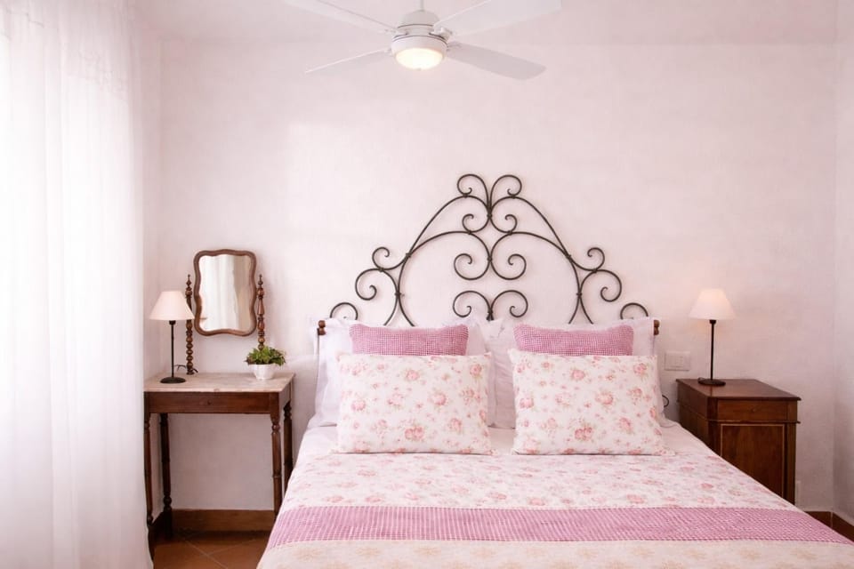 Bed, Photo of the whole room, Decorative detail, Bedroom, air conditioner