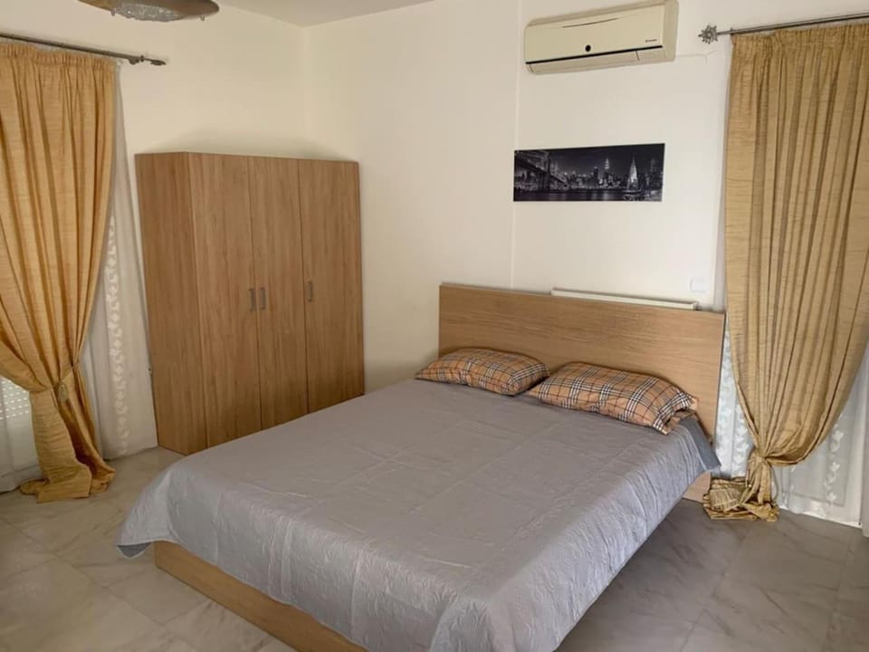Bed, Bedroom, wardrobe, air conditioner