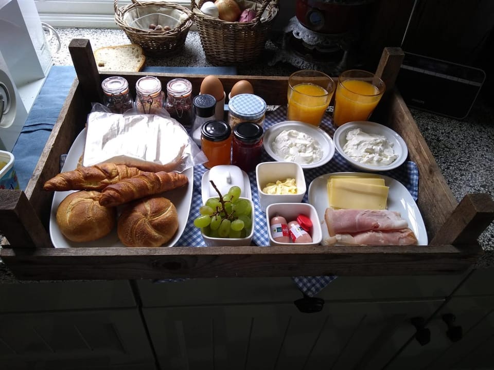 Breakfast, Breakfast, Continental breakfast
