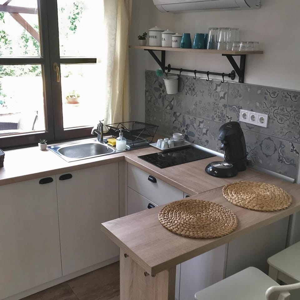 Kitchen or kitchenette, Dining area, stove