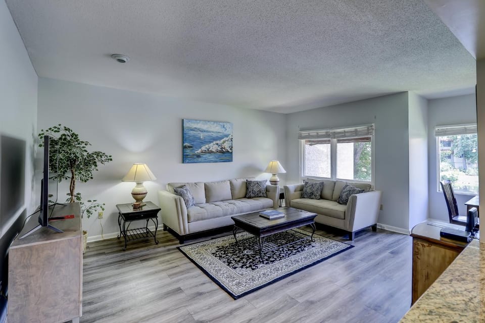 Pet Friendly Granite New Furniture King Queen Sleeps 6 Bikes & Beach Gear included House in Hilton Head Island