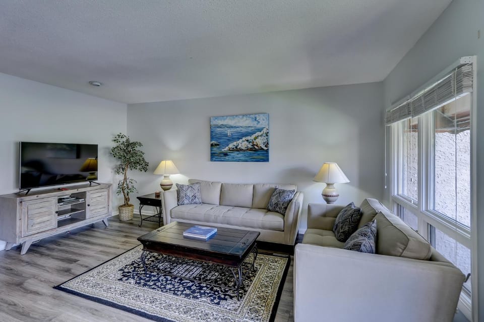 Pet Friendly Granite New Furniture King Queen Sleeps 6 Bikes & Beach Gear included House in Hilton Head Island