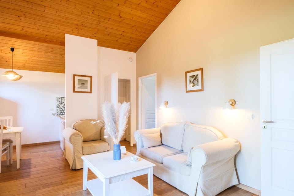 Bed, Living room, Photo of the whole room, Seating area, Dining area, Bedroom