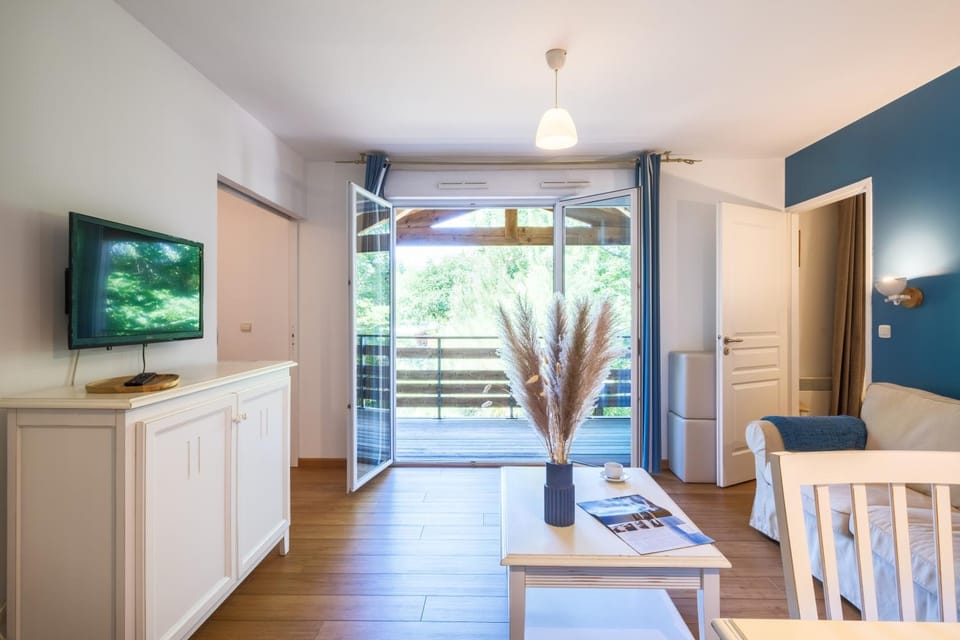 TV and multimedia, Living room, Seating area, Dining area, Evening entertainment