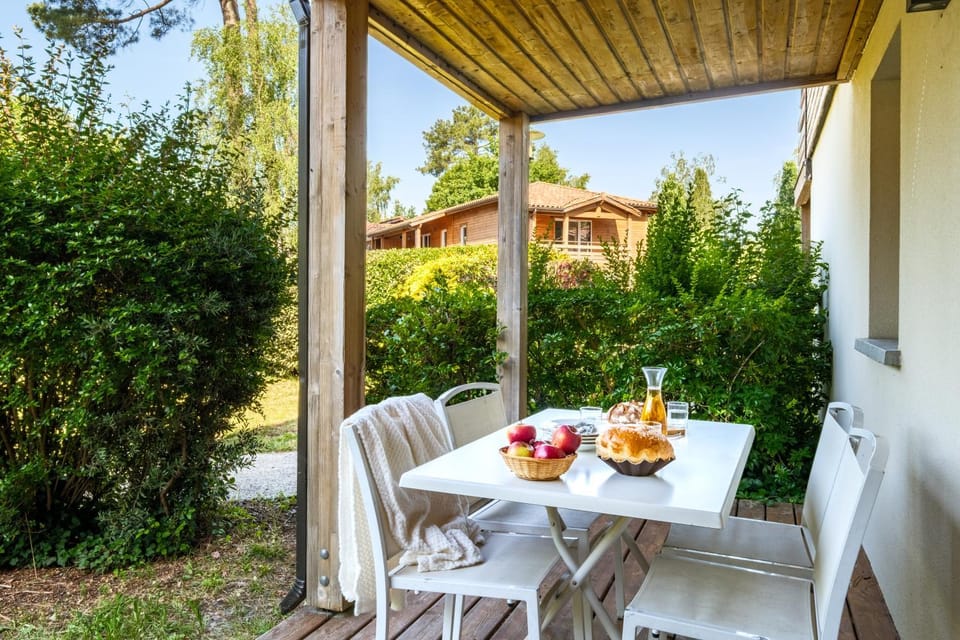 Property building, Spring, Day, Garden, View (from property/room), Balcony/Terrace, Food and drinks, Seating area, Food, Garden view