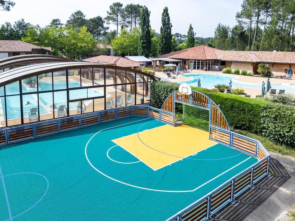 Property building, Day, Pool view, Swimming pool