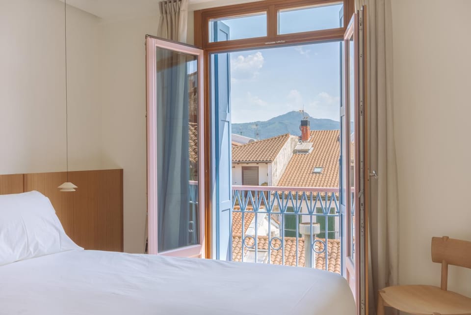 Bed, Balcony/Terrace, Photo of the whole room, Bedroom, Mountain view