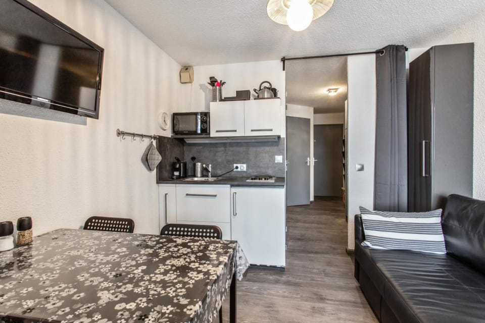 Bed, Bathroom, oven, kitchen