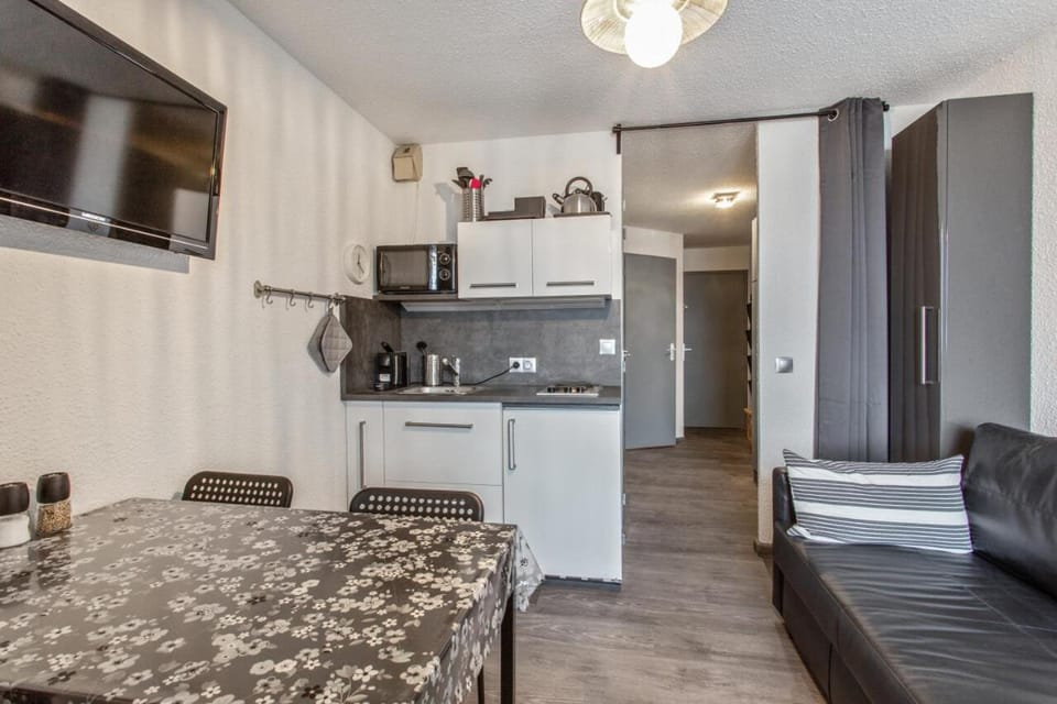 Bed, Bathroom, oven, kitchen