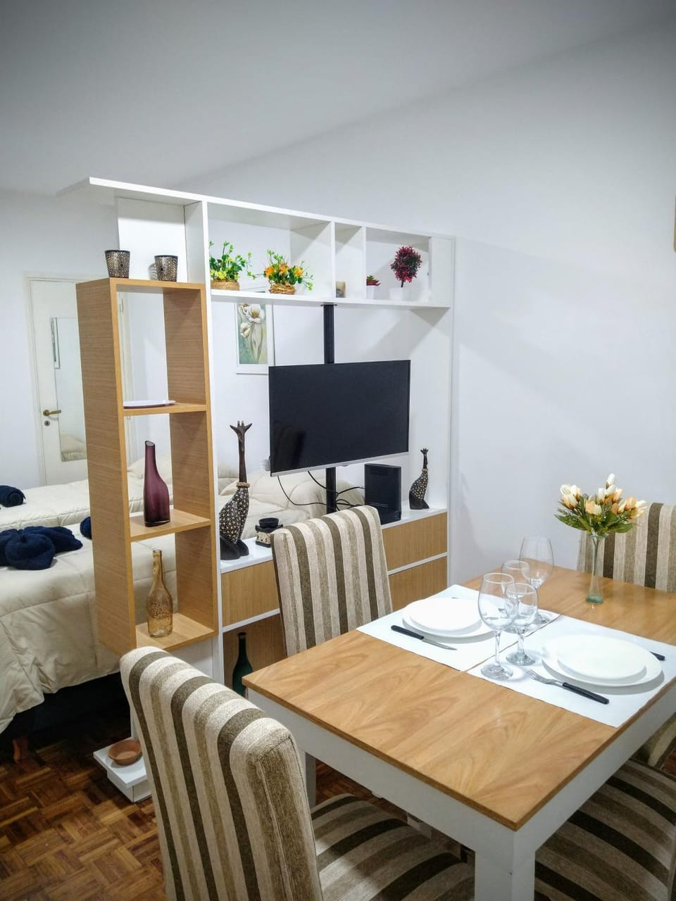 Photo of the whole room, Dining area