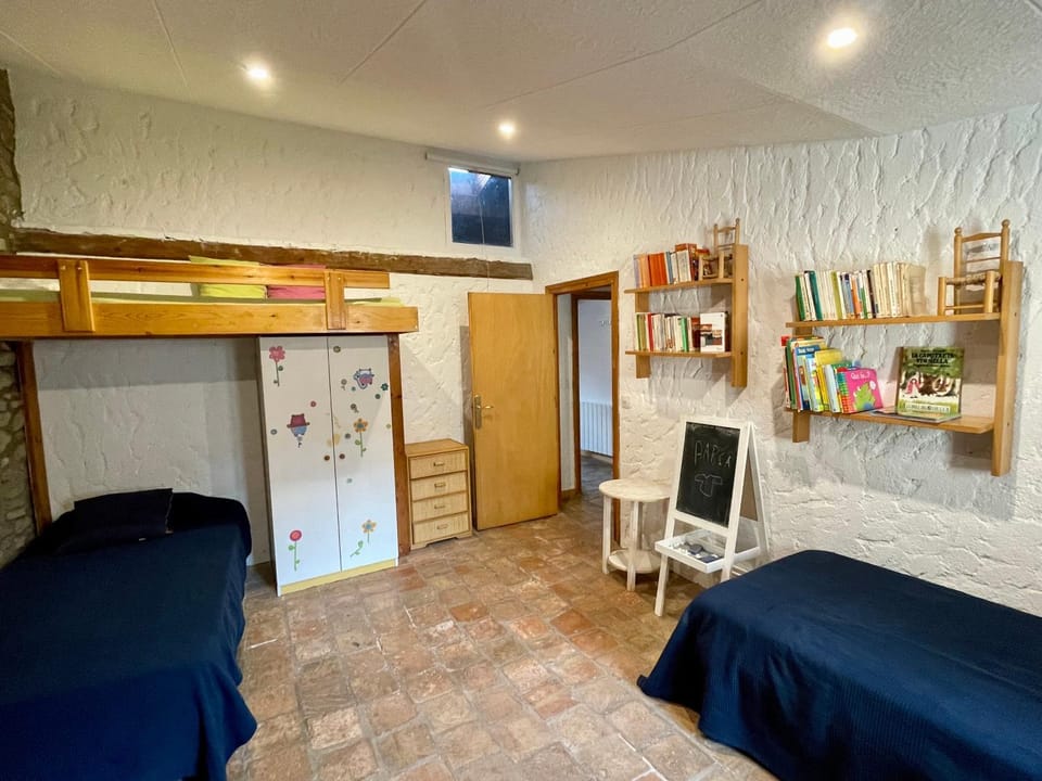 Bed, Photo of the whole room, bunk bed