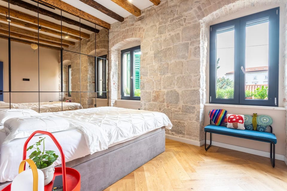 Photo of the whole room, Bedroom