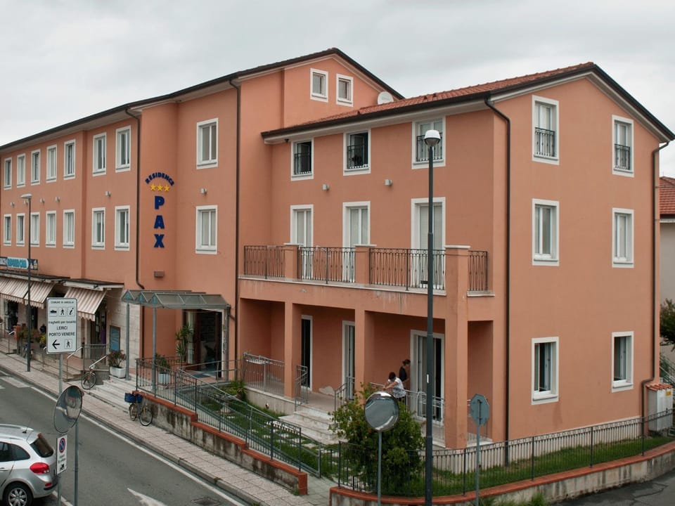 Facade/entrance