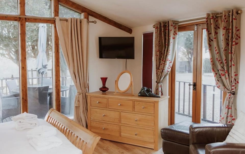 Stable lodge with Cosy Log Fire & Optional Hot tub House in South Oxfordshire District