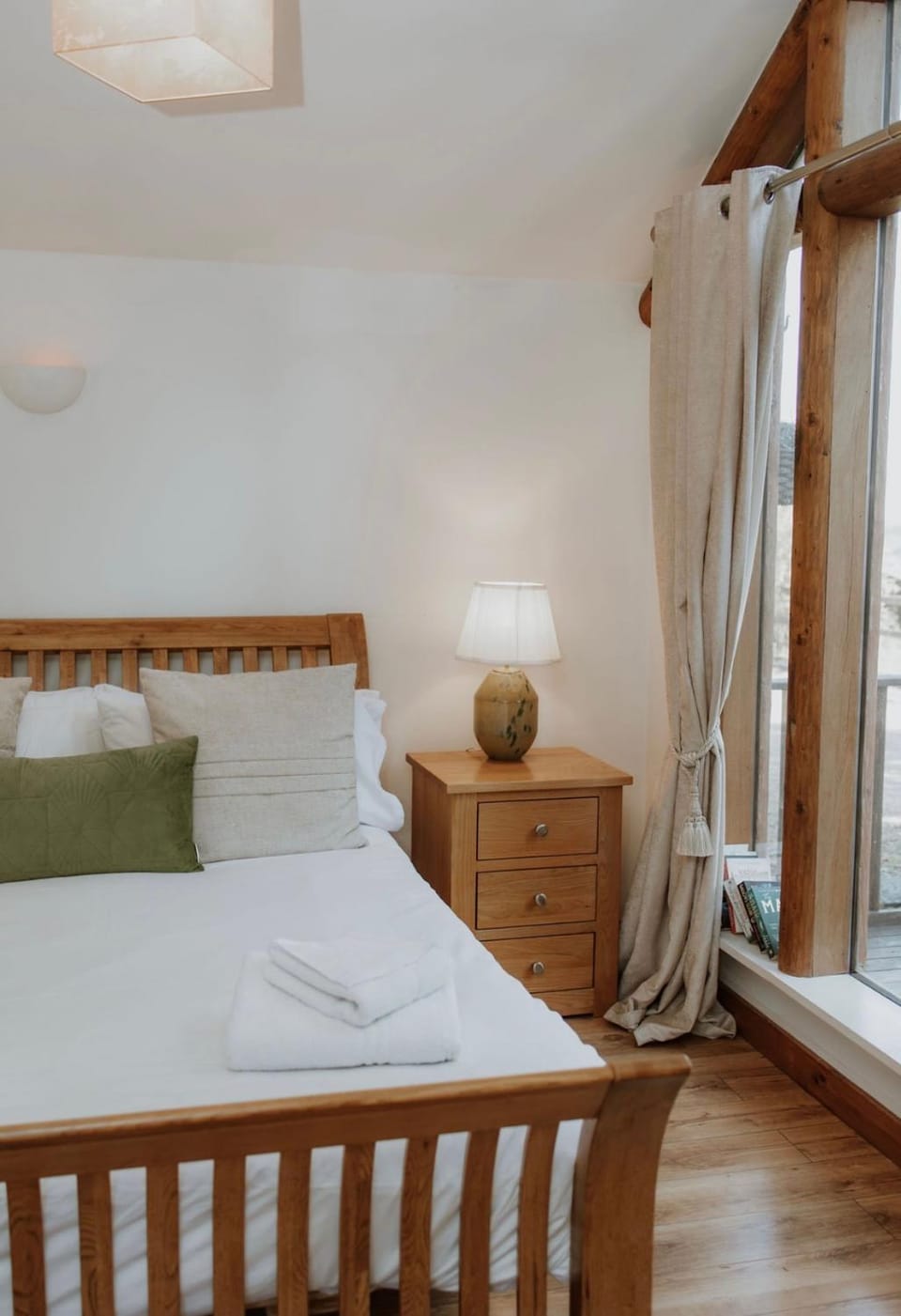 Stable lodge with Cosy Log Fire & Optional Hot tub House in South Oxfordshire District