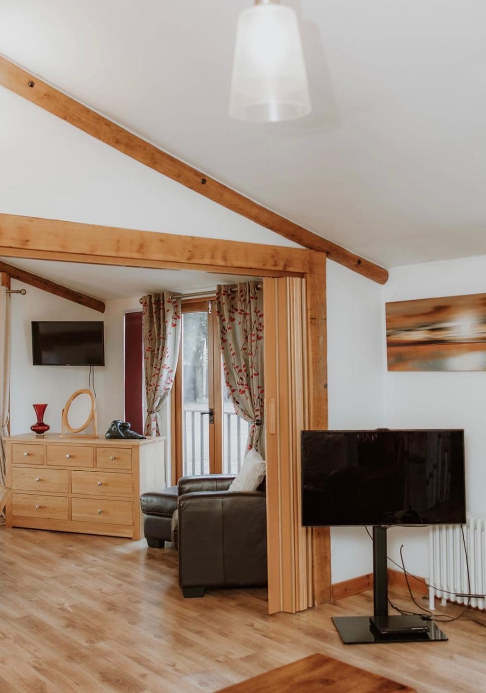 Stable lodge with Cosy Log Fire & Optional Hot tub House in South Oxfordshire District
