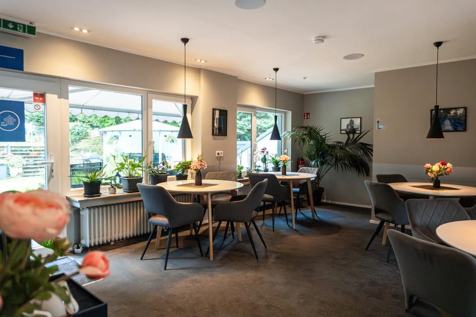 Restaurant/places to eat, Seating area, Dining area