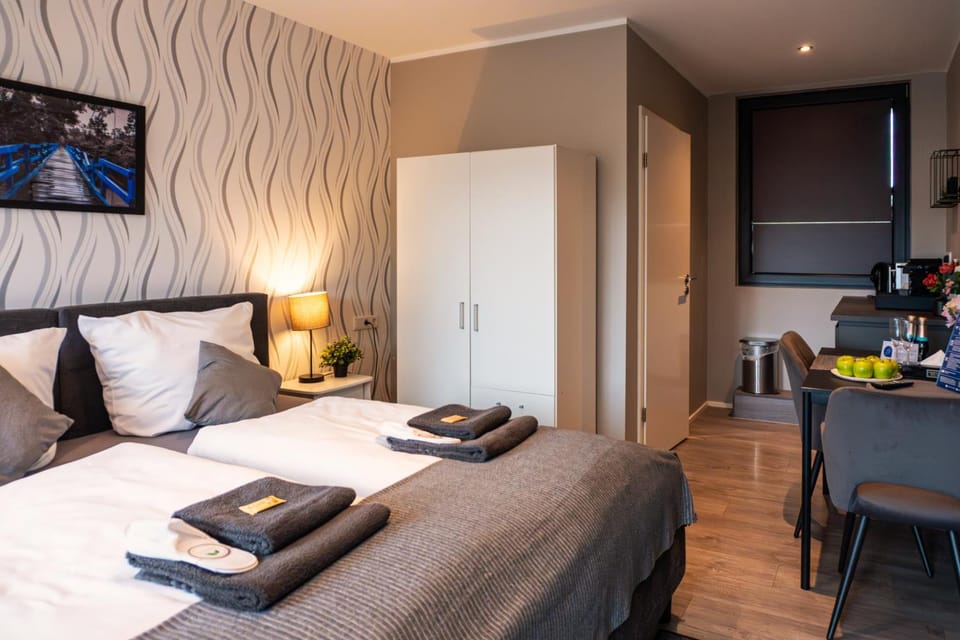 Bed, TV and multimedia, Kitchen or kitchenette, Photo of the whole room, Bedroom, wardrobe