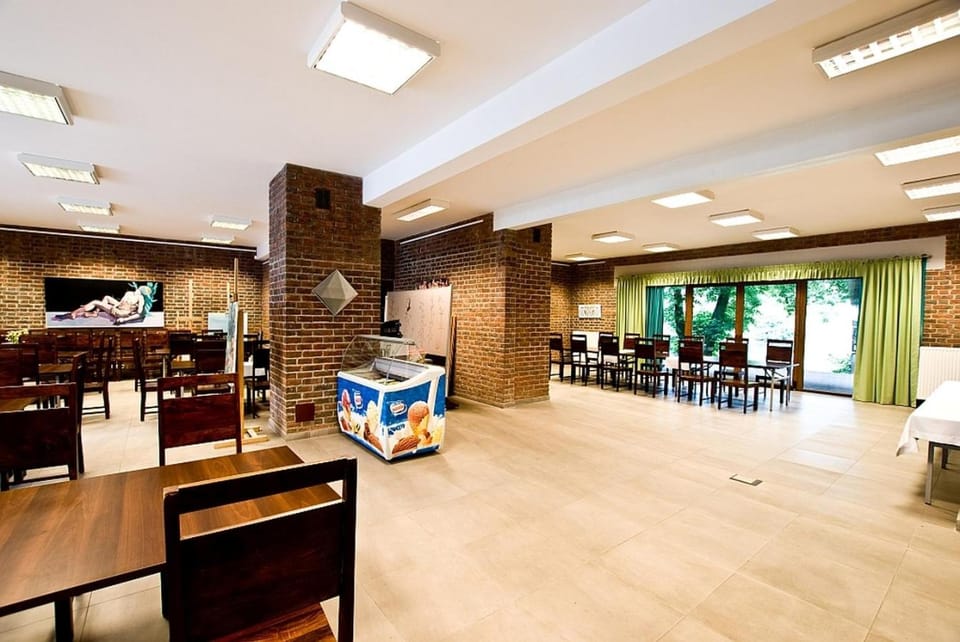 Restaurant/places to eat, Lounge or bar, Food and drinks, Food, Drinks, group of guests