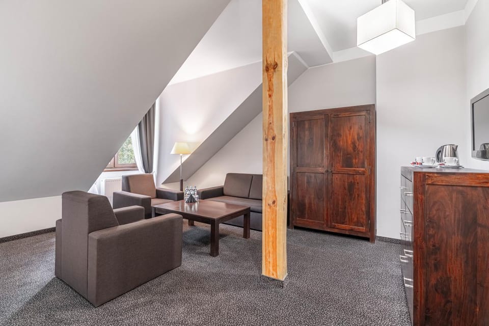 Property building, TV and multimedia, Seating area, Swimming pool, Breakfast, hair dresser