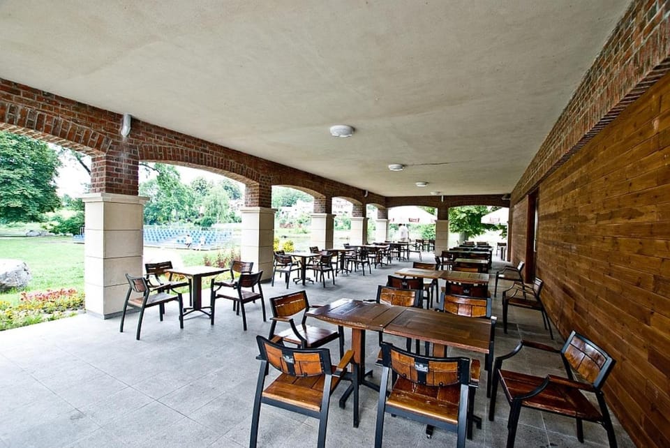 Staff, Restaurant/places to eat, Lounge or bar, Evening entertainment, group of guests