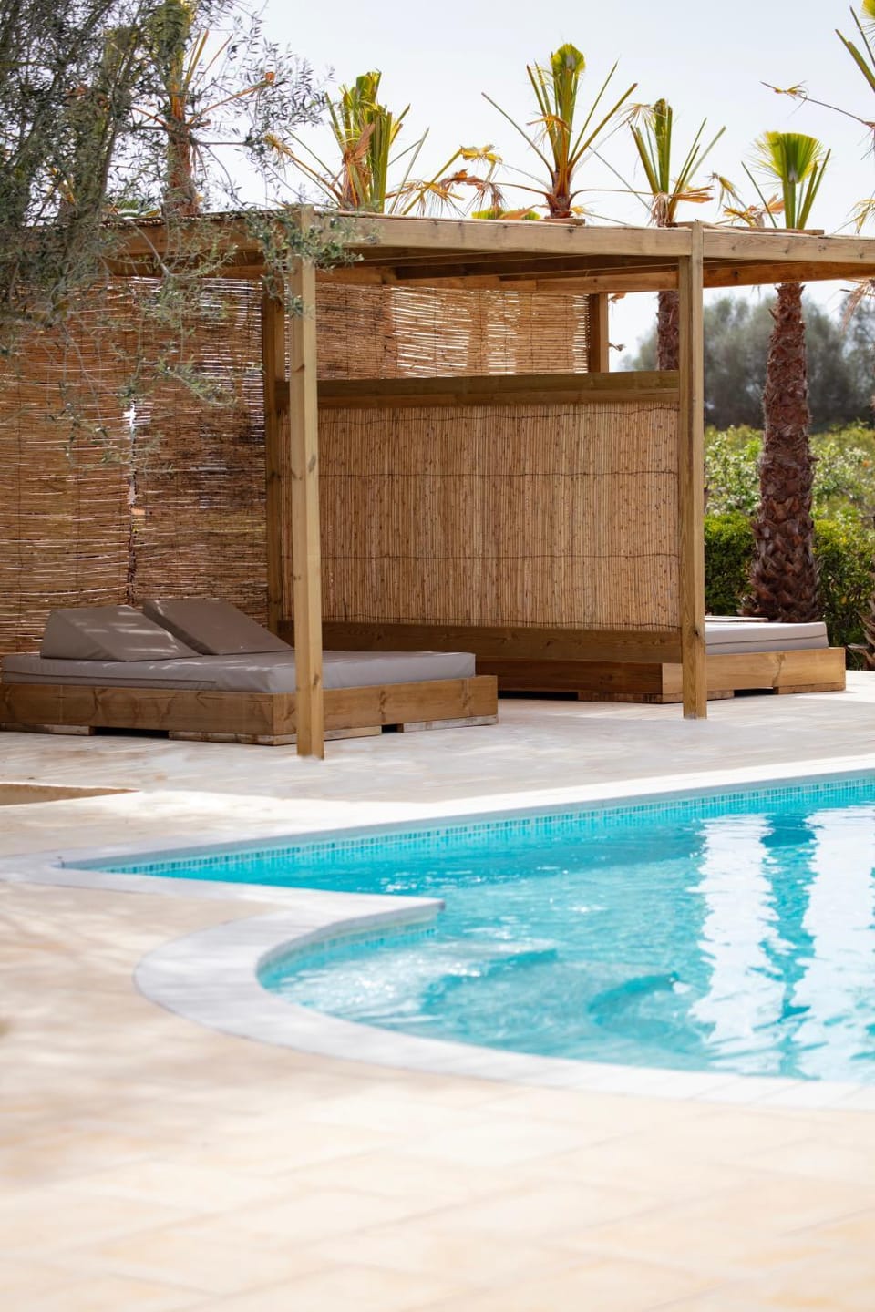 Swimming pool, sunbed