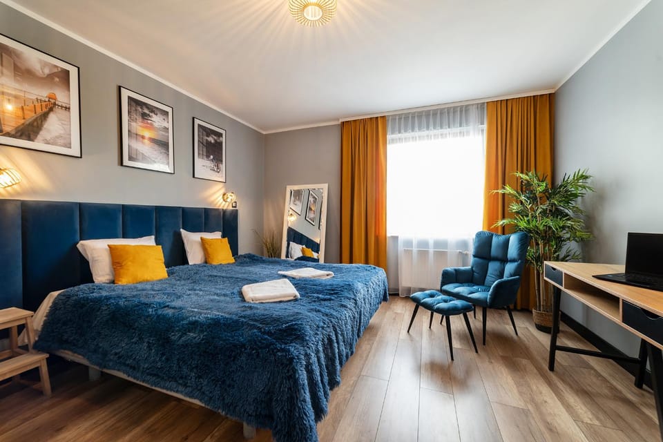Bed, TV and multimedia, Bedroom