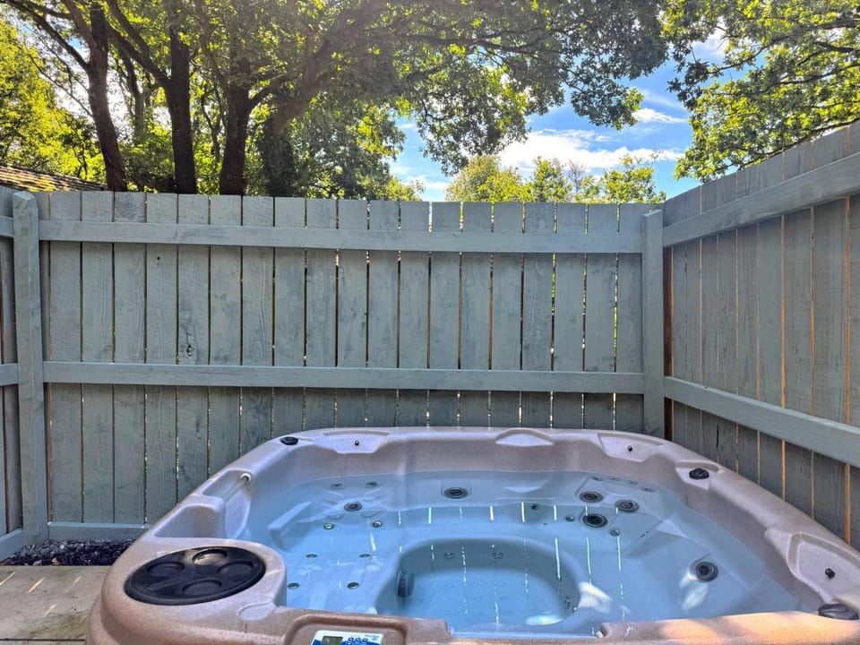 Primrose 18 Hot Tub-Tenby Chalet in Wales