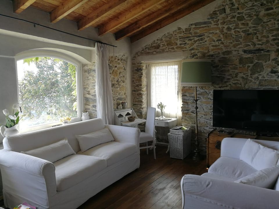 Communal lounge/ TV room, Living room, Seating area