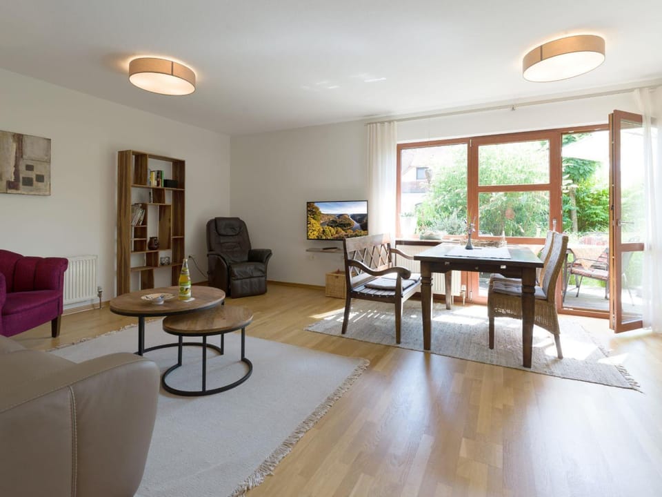 TV and multimedia, Living room, Seating area, Dining area