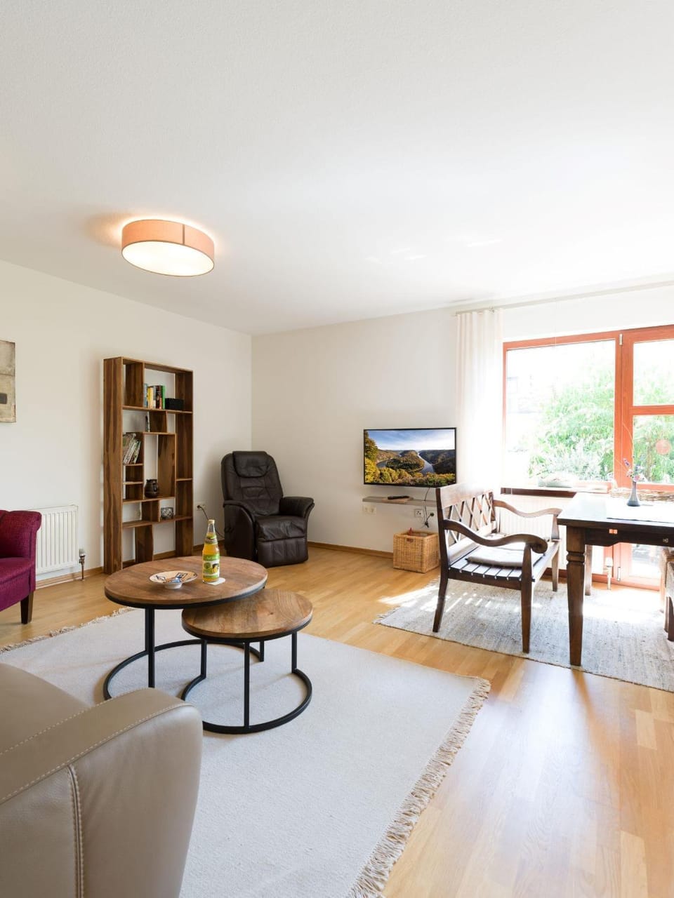 TV and multimedia, Living room, Seating area, Dining area