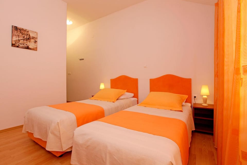 Bed, Bedroom, Street view